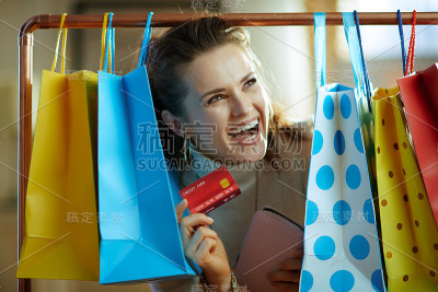 女人从挂在栏杆上的购物袋里往外看