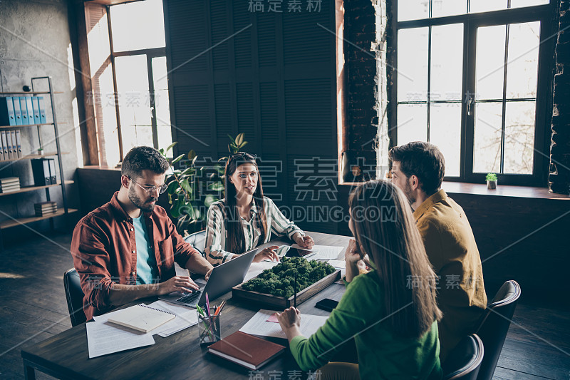 四个聪明的领导，企业家，男人，女人，有启动会议，聚会，坐桌子，桌子，告诉，谈论，说，讲伙伴关系发展进