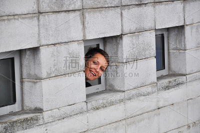 透过窗户，砖块，建筑结构，俯视图