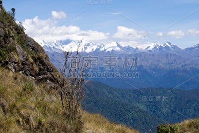 白雪覆盖的山脉景观