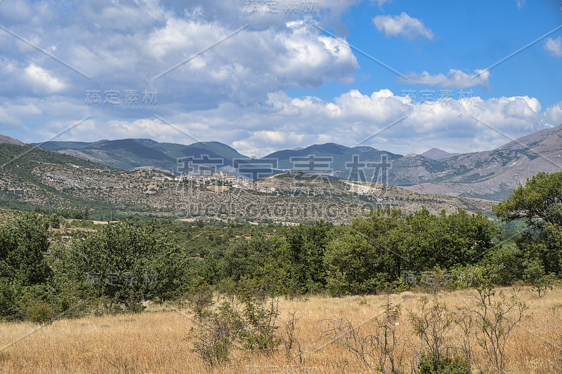 Abruzzi夏季的山景