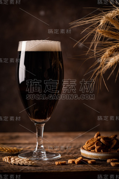 一杯黑啤酒
