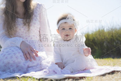 一家人在公园里玩