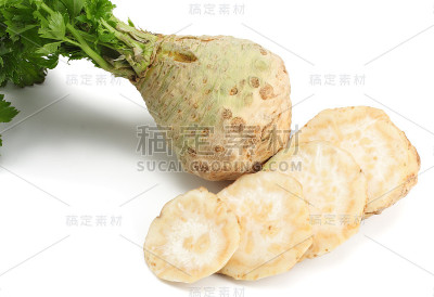 芹菜根，叶子孤立在白色背景上。芹菜孤立白色。健康的食物