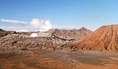布罗莫火山是活火山