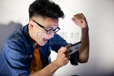 男人赢手机游戏