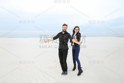 老师们在智能手机上聊天，邀请男女同学一起玩