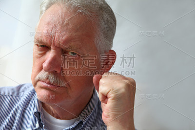 愤怒的老人握拳