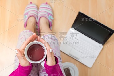 一个正在喝茶的女人