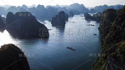 鸟瞰图浮动渔村和岩石岛，下龙湾，越南