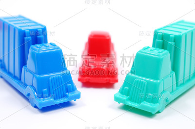 轿车挡住了卡车。
