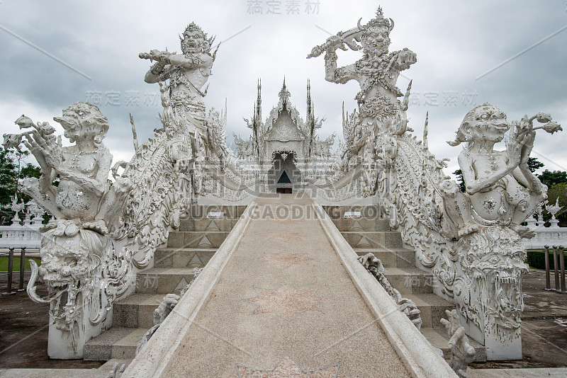 在阴天的泰国清莱省，美丽的白寺建筑。