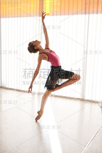 工作室里的年轻女芭蕾舞演员