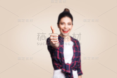 女孩竖起大拇指