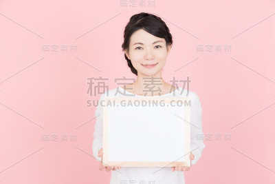 年轻女子手持白板