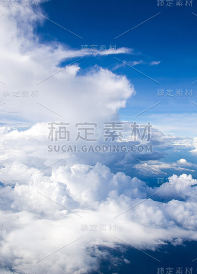 蓝色的天空和小云朵的背景