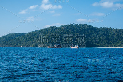 泰国攀迦湾的一艘泰国渔船