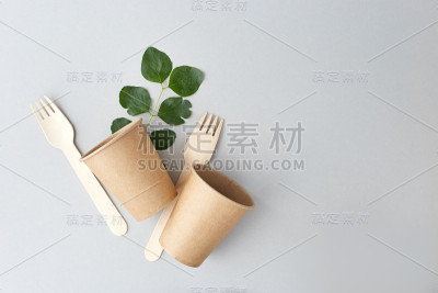 灰色背景上的环保一次性餐具。可持续生活方式的概念。24、零浪费，无塑料，杜绝塑料污染。