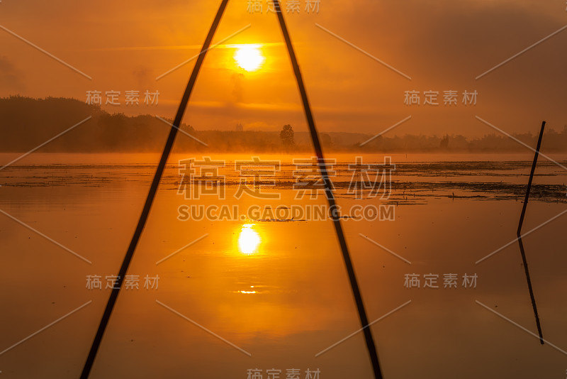 早晨的自然景色，天空，云彩和雾(雾)在湖上