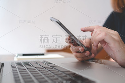女性在工作时间使用智能手机