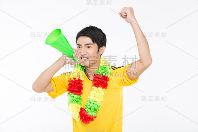 兴奋的男粉丝拿着扩音器尖叫