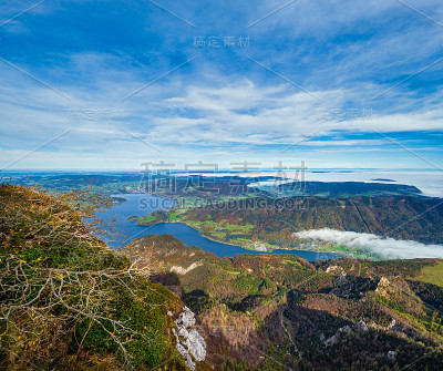 风景如画的秋天阿尔卑斯山山湖从沙夫伯格的观点，萨尔茨卡默古特，上奥地利。