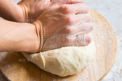 手揉面团