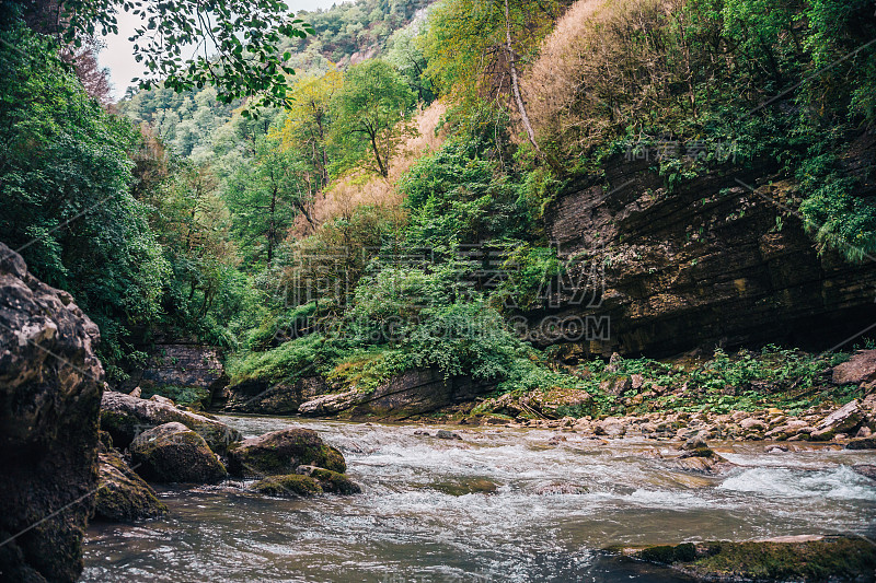 自然景观、河流、水蒸汽在峡谷群山之间