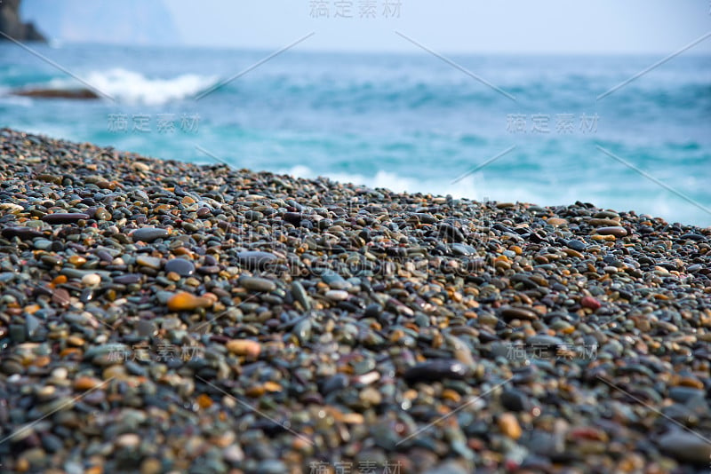 鹅卵石在海边游动。碧波荡漾的大海