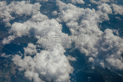 天空中飘着雪白的云