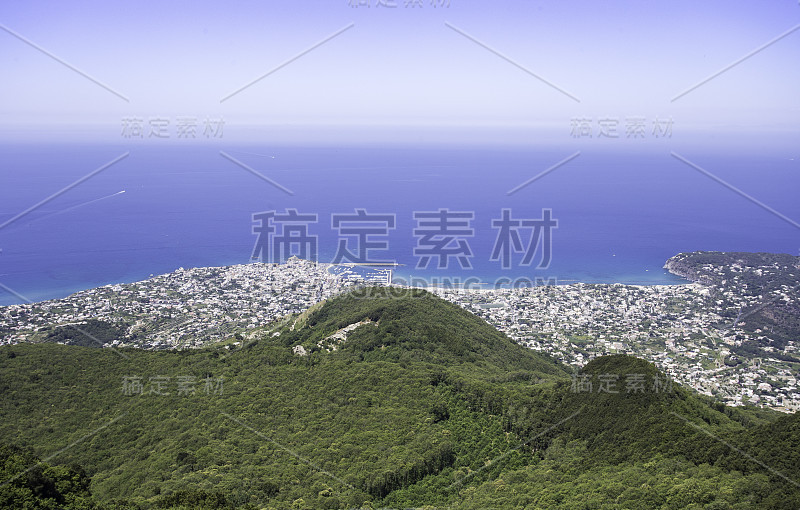 从伊斯基亚山上的埃米奥山顶俯瞰福里奥