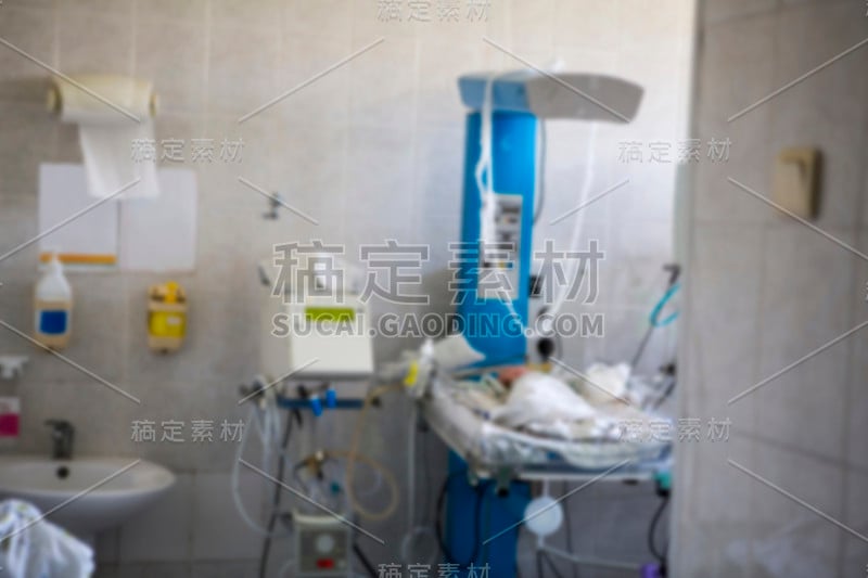 模糊的背景。新生儿重症监护室。NICU。新生儿与新生儿重症监护室人工生命活动装置连接