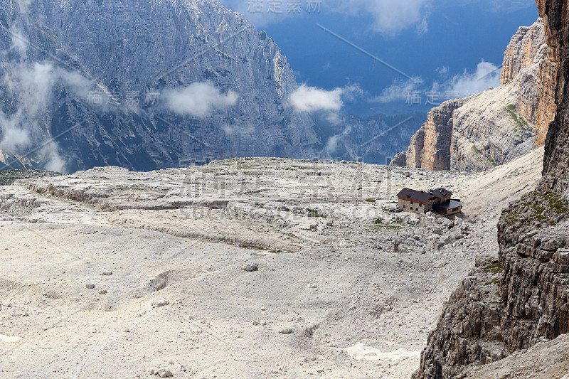 阿尔卑斯山小屋Rifugio Alimonta和阿尔卑斯山全景Brenta Dolomites，意大