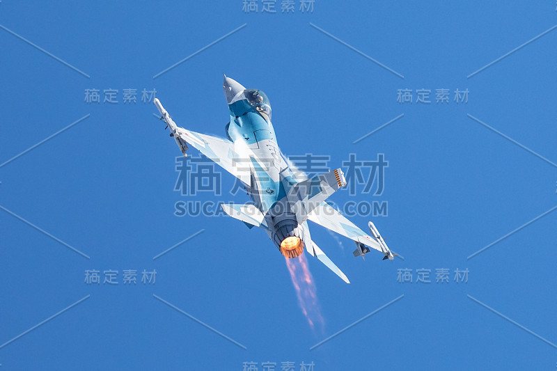 F-16猎鹰战斗机在一个非常不寻常的近距离观察，加力燃烧器和导弹在翼梢