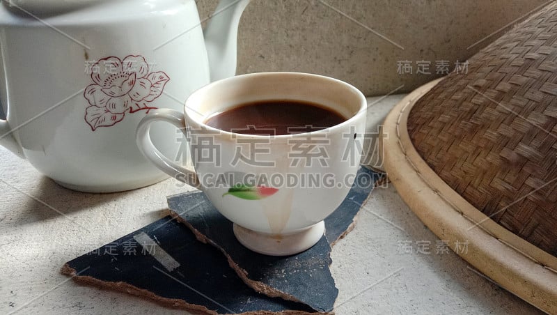 一张传统主题的咖啡杯和马克杯的照片，使用了陶瓷基材