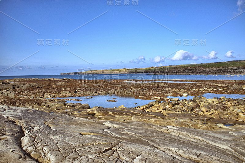 多岩石的海岸线