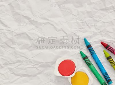 蛋彩画和蜡笔在白纸上