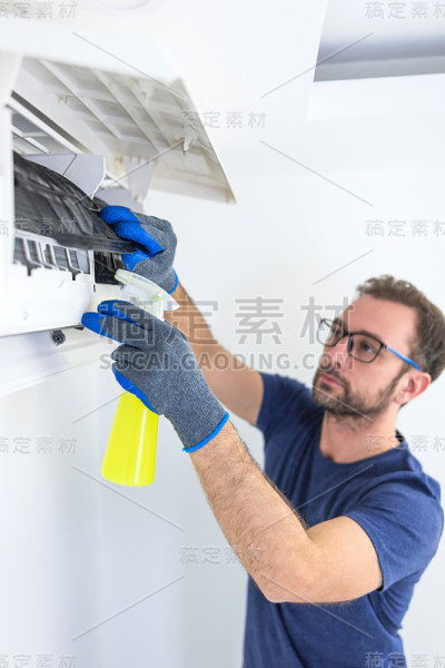 空调维修和保养，固定空调，清洗过滤网。