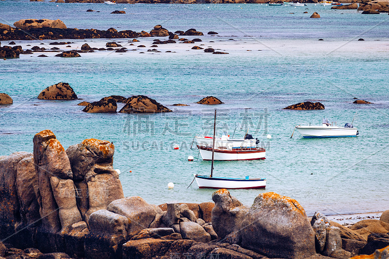 粉红花岗岩海岸(cote de Granite Coast)港口上的船只。法国布列塔尼(布列塔尼)