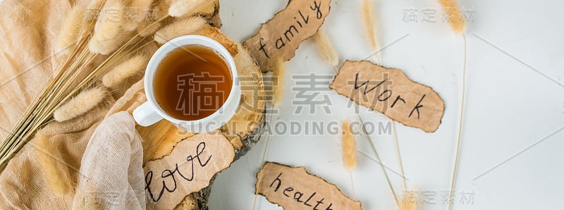 白色茶杯与茶在树上砍