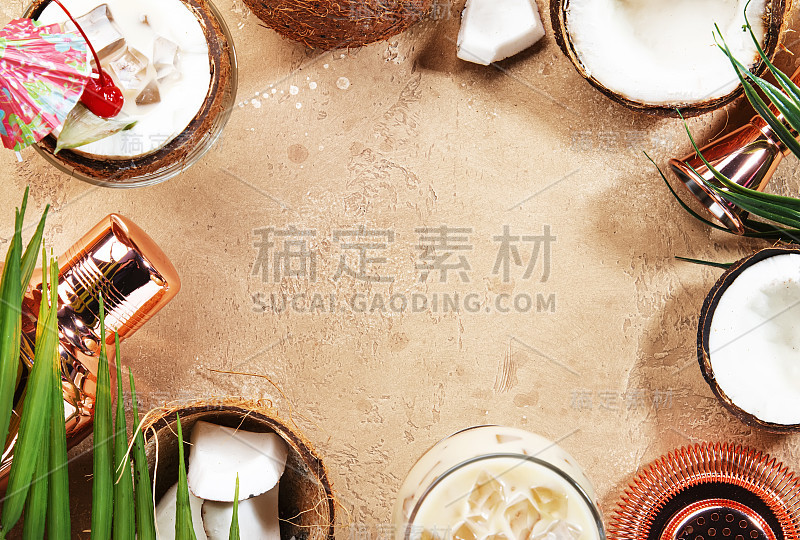 传统的夏季加勒比菠萝朗姆酒鸡尾酒杯。俯视图，复制空间