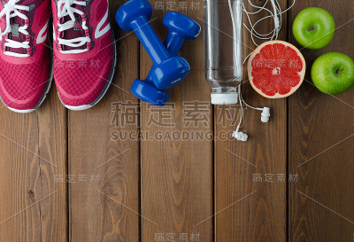 运动鞋，哑铃，瓶装水，苹果和卷尺
