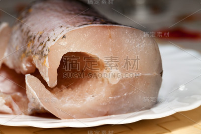 一片新鲜的生鱼。