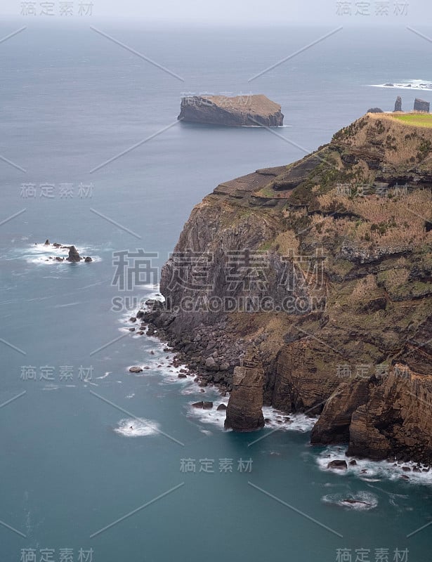 亚速尔群岛圣米格尔岛的岩石海岸