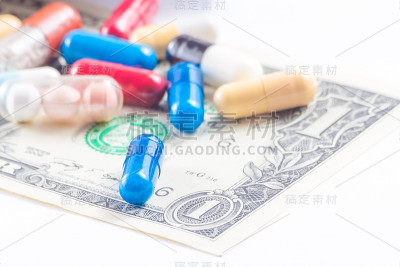 彩色药丸一美元，医疗保健费用