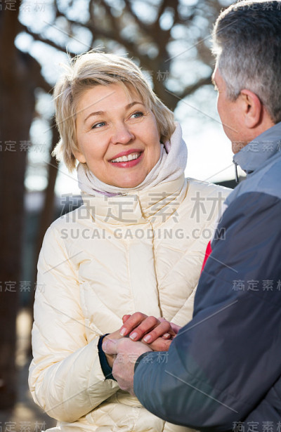 夫妻俩坐在公园的长椅上