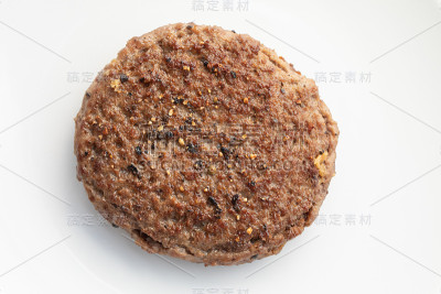 特写美味的牛肉肉饼上的白色