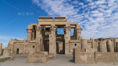 Kom Ombo神庙。Kom Ombo是埃及的一个农业城镇，以Kom Ombo神庙而闻名。它最初是一