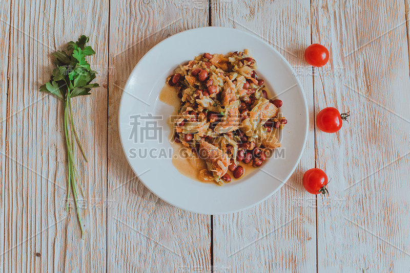 辣椒豆炖肉、卷心菜、面包、红辣椒和大蒜，这是自制健康食品的概念