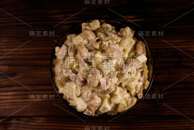 白芸豆，土豆，鸡肉，鸡蛋和蛋黄酱的沙拉
